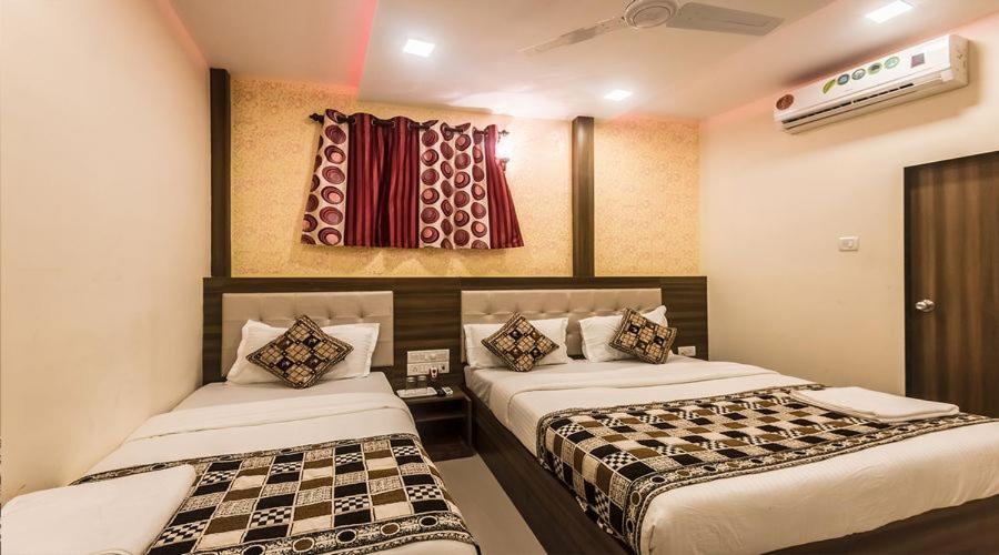 Hotel Golden Galaxy Мумбай Екстериор снимка